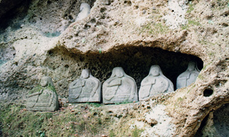 板室温泉　乳がん治療祈願の「篭岩神社」